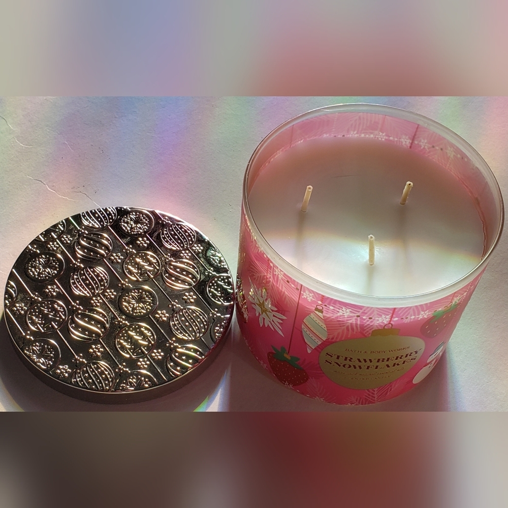 Bath & Body Works Strawberry Snowflakes Candle
